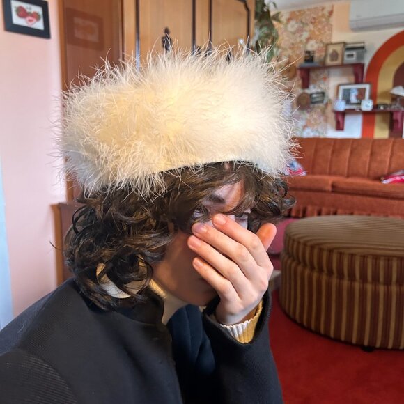 1960s White feather pillbox fascinator hat with lace top - from Ayres! - Picture 2 of 14